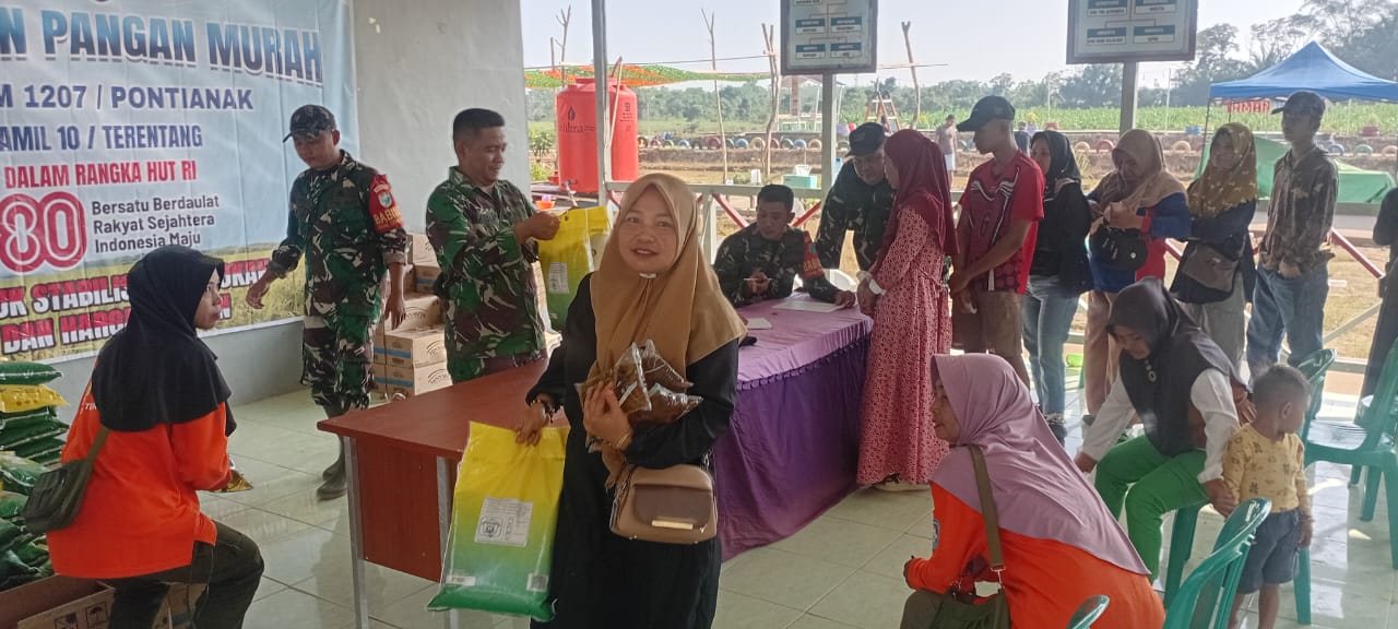 Danramil Terentang Gelar Pangan Murah, Warga Sambut Antusias